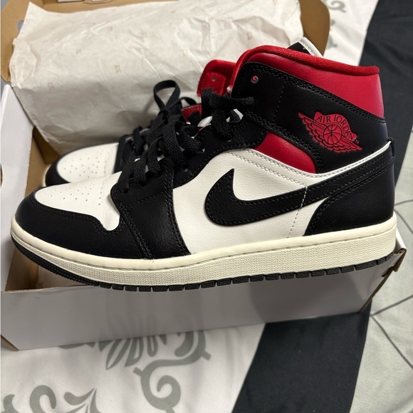 Air Jordan 1 mid Gym Red and black 9.5 - Picture 2 of 8